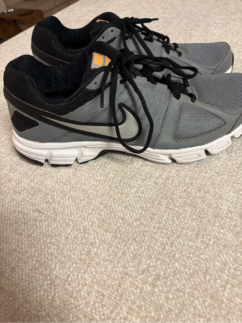 Nike Men’s Gray and Black DownShifter 5 Running Shoes with Orange Logo Size 9.5 - Picture 2 of 16